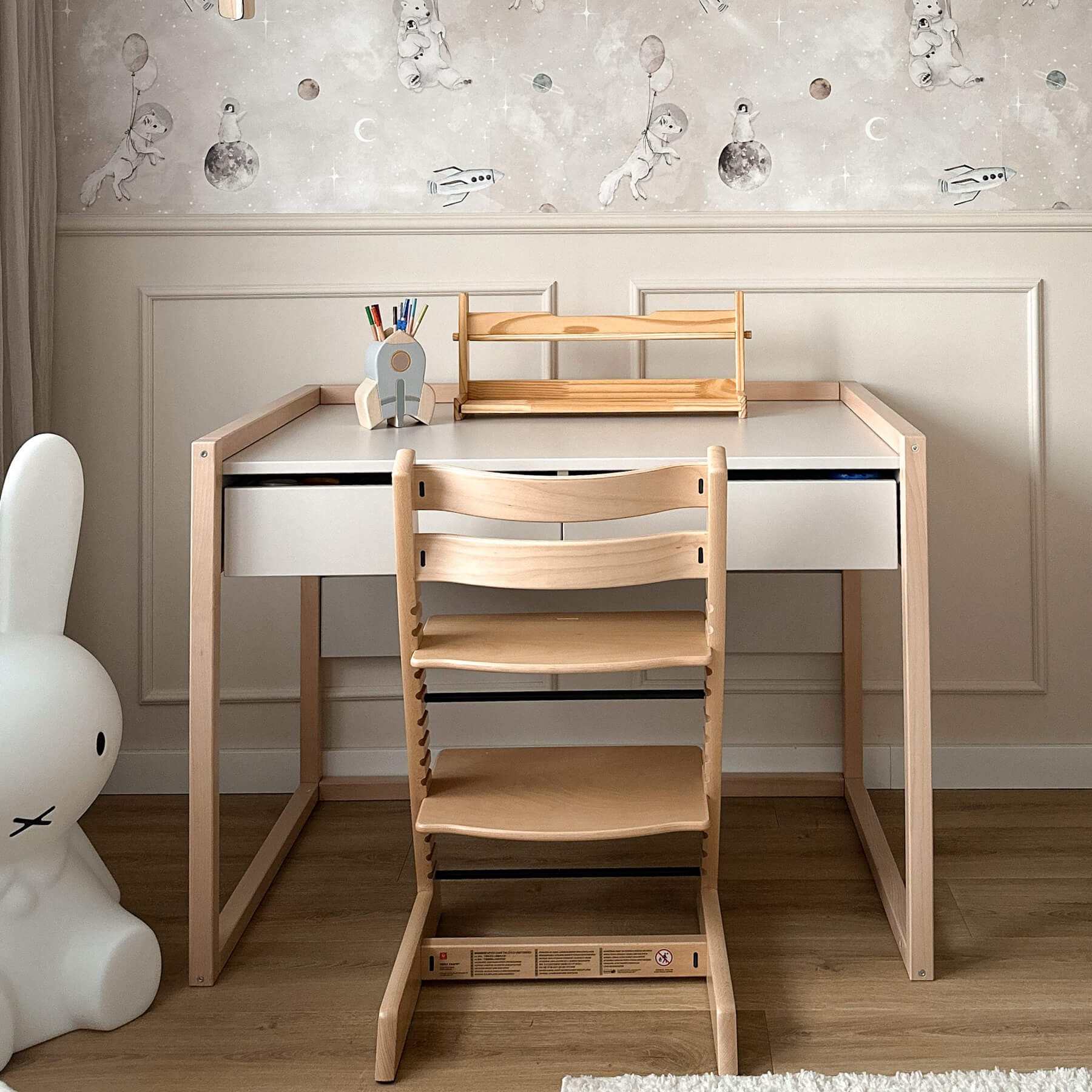 Kirjoituspöytä Basic, värit White ja Cashmere