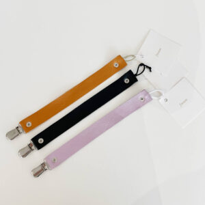 Nahkaiset tuttinauhat.