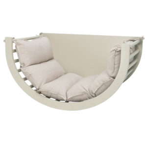 Beige kiipeilykaari pehmusteella.