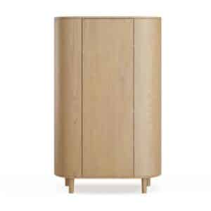 Upea pyöreälinjainen vaatekaappi.