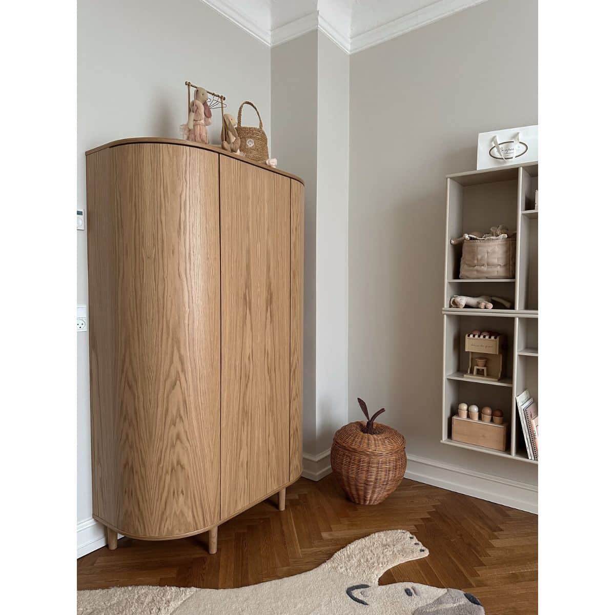 Upea vaatekaappi värissä oak.