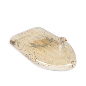 Lasten uimapatja vesipyssyllä.