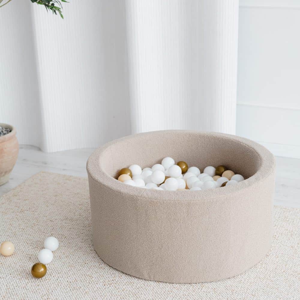 Beige pallomeri bukleekankaalla.