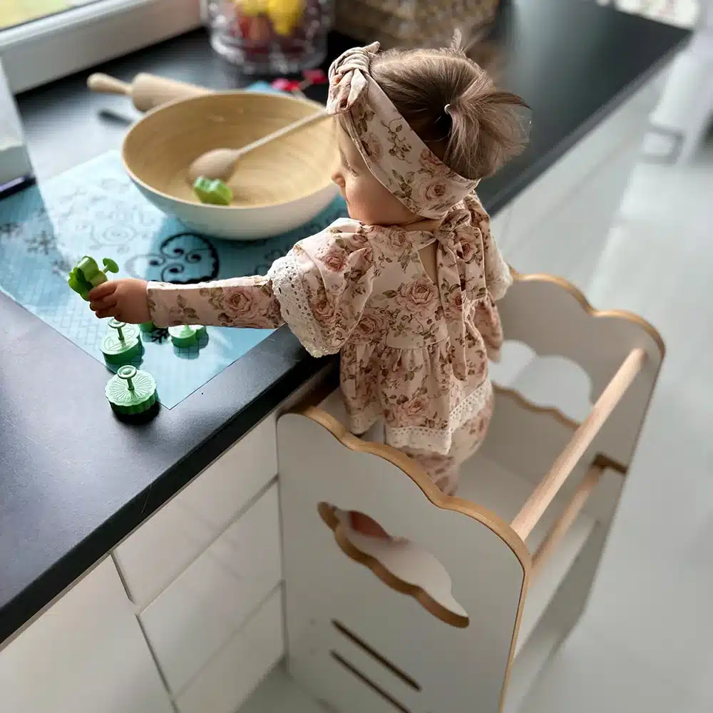 Lasten apujakkara keittiöön Cloud White, Plush Nest - Image 3