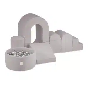 Leikkilinna pallomerellä Boucle Grey